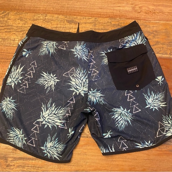 Quicksilver Swim Trunks Mens 38 Highline Scallop Board Shorts black - Picture 6 of 10